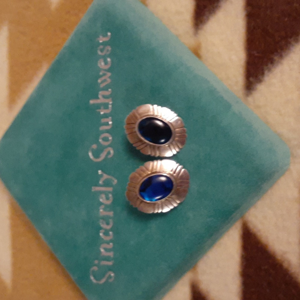 Vintage! Southwest sterling silver and blue lapis pierced earrings signed! - Picture 2 of 3